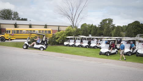 Línea-De-Carros-De-Golf-Que-Se-Alejan-Para-Comenzar-El-Torneo