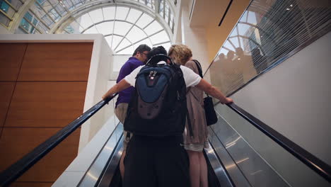 Gente-Montando-Una-Escalera-Mecánica-En-Un-Centro-Comercial