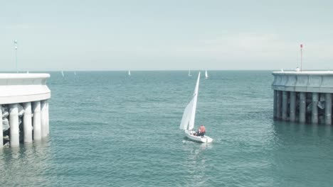 Velero-Con-Velas-Arriba-Pasa-Por-El-Puerto-Dando-Paso-Al-Mar