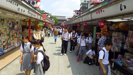 POV-walking,-The-view-of-the-Sensoji-temple-gift-shop