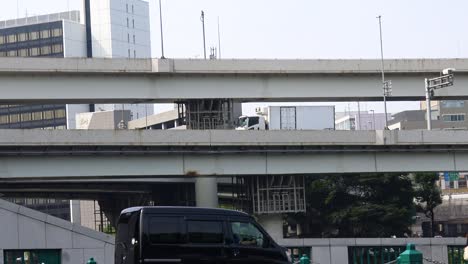 Der-Blick-Auf-Die-Autobrücke-Und-Die-Gehenden-Menschen