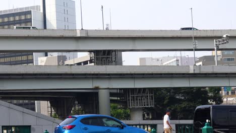 Der-Blick-Auf-Die-Autobrücke-Und-Die-Gehenden-Menschen