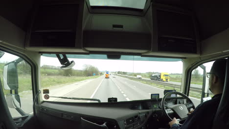 In-Der-Kabinenansicht-Sieht-Man-Einen-Lkw-Fahrer-Auf-Der-Autobahn-M6,-Der-Die-Auffahrt-Zur-M1-Nutzt