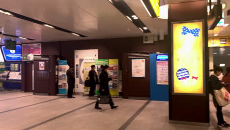 Una-Panorámica-De-180º-Dentro-De-La-Puerta-Norte-De-La-Estación-Hamamatsucho