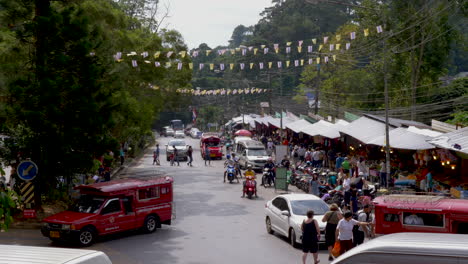 Belebte-Straße-An-Der-Spitze-Des-Doi-Suthep-Am-Tempel-Wat-Phra-That-In-Chiang-Mai,-Thailand