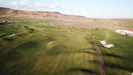 Tiro-De-Drones-Volando-Sobre-El-Campo-De-Golf-De-Las-Cornisas-Durante-La-Puesta-De-Sol-Mientras-El-Campo-Está-Bastante-Vacío