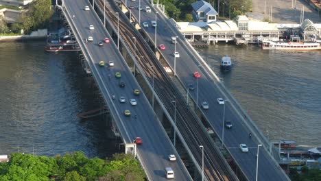 Tägliche-Pendler-Auf-Der-Brücke-Saphan-Taksin,-Bangkok,-Thailand