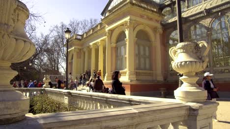 Exterior-Del-Palacio-De-Cristal-En-El-Parque-Del-Retiro,-Madrid