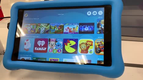 Tableta-Fire-Hd-8-Edición-Para-Niños-En-Exhibición-Para-Los-Clientes-Que-Pasan-En-La-Sección-De-Electrónica-De-Una-Tienda-De-Destino-Local