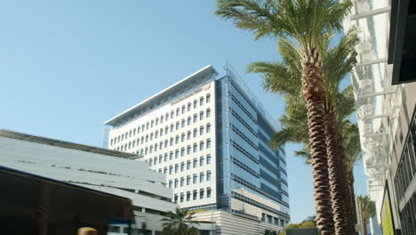 Edificio-De-Infraestructura-De-Salud-Médica-De-Cedars-sinai-En-Los-ángeles,-Plano-General