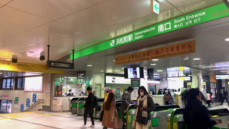 Una-Panorámica-Dentro-De-La-Puerta-Norte-De-La-Estación-De-Hamamatsucho