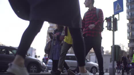 Gente-Cruzando-El-Paso-De-Peatones-En-La-Ciudad-En-Hora-Punta-Timelapse-Desenfocado