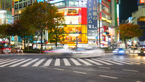 Tokio-Japón---Alrededor-De-Lapso-De-Tiempo-Panorámico-Del-Tráfico-Nocturno-En-Shibuya,-Tokio,-Japón