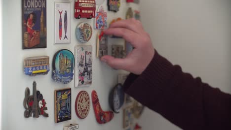 Souvenirmagnete-Von-Verschiedenen-Orten-Auf-Der-Ganzen-Welt-Am-Heimischen-Kühlschrank