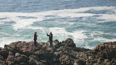 Lokale-Fischer-Fangen-Fische-Aus-Dem-Meer-Und-Landen-Sie-Auf-Felsen