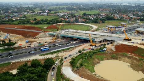 Luftdrohne-Enthüllt-Aufnahme-Einer-Überführung-Oder-Eines-Brückenbaus-An-Einer-Autobahn-Oder-Schnellstraße-In-Der-Nähe-Von-Alam-Sutera