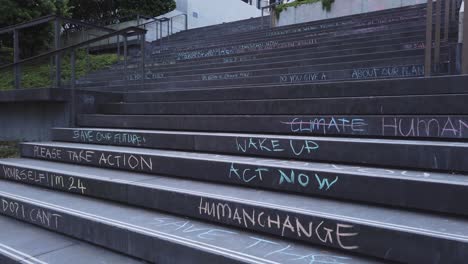 Tilt-Enthüllt-Kreidebotschaften-Der-Demonstranten,-Die-Für-Den-Planeten-Kämpfen