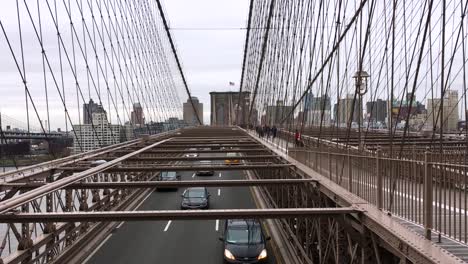 Parado-Sobre-El-Tráfico-Que-Se-Aproxima-En-El-Puente-De-Brooklyn,-Nueva-York