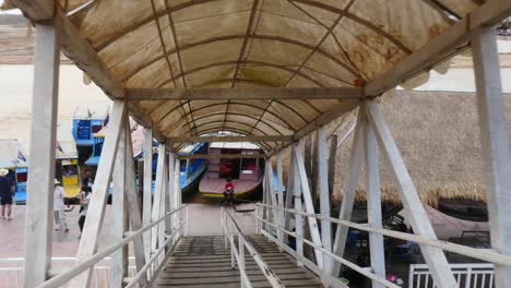 Muelle-En-El-Lago-Tonle-Sap,-Camboya