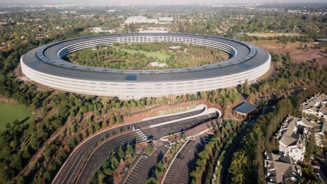 Aéreo,-Ascendente,-Disparo-De-Drone,-Del-Edificio-Apple-Park,-En-Un-Día-Soleado,-Cupertino,-California