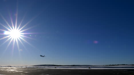 Despegue-Del-Avión,-Cielo-Azul-Sol-Brillante,-Aeropuerto-De-Kittila,-Finlandia