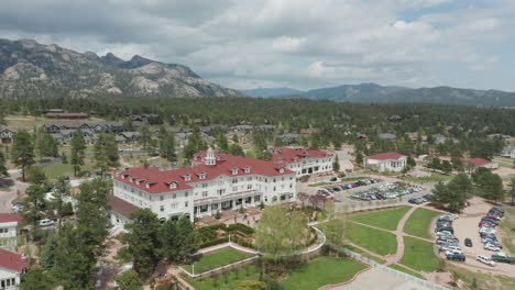 El-Hotel-Stanley-En-Estes-Park-Colorado-Fue-La-Inspiración-Para-El-Hotel-Con-Vista-Del-Resplandor-Y-Se-Usó-En-La-Serie-De-Televisión