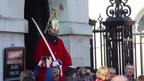 London,-England:-Kultige-Horseguard-Soldaten-In-Whitehall,-London