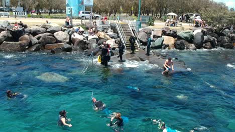 Local-Y-Turista-Disfrutando-De-Una-Amplia-Gama-De-Actividades-Acuáticas-En-Un-Popular-Lugar-De-Vacaciones