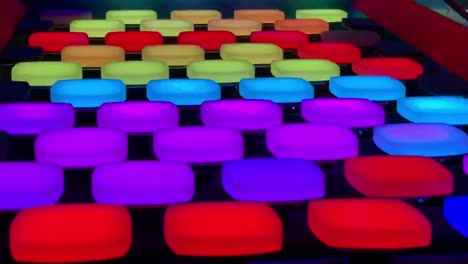 20-balls,-45-illuminated-tiles,-and-a-rainbow-bonus-feature