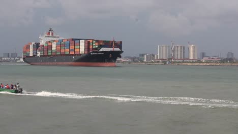 Buque-De-Carga-En-La-Costa-De-Lagos,-Nigeria,-Que-Transporta-Contenedores,-Sale-Del-Puerto-De-Lagos