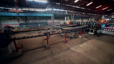 Männer-Arbeiten-In-Der-Stahlstangenfabrik,-Heiße-Stahlstraßen-Laufen,-Blick-Nach-Oben-Geneigt