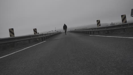 Zeitlupenaufnahmen-Von-Skatern,-Die-Ihr-Ding-Auf-Isländischen-Straßen-In-Einer-Nebligen,-Dramatischen-Landschaft-Machen