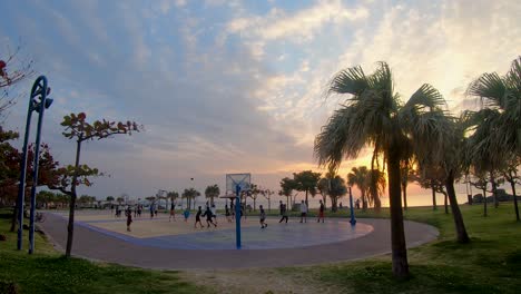 Las-Familias-Juegan-Juegos-Improvisados-De-Baloncesto-En-Las-Canchas-Al-Lado-Del-Océano