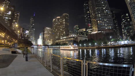 4k,-Timelapse,-Chicago-Riverwalk,-Vista-De-Lapso-Nocturno,-Estados-Unidos,-Río,-Edificios,-Rascacielos,-Barcos-Pasando