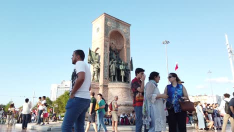 Einheimische-Und-Touristen-Spazieren-Und-Erkunden-Den-Beliebten-Taksim-Platz-In-Beyoglu,-Türkei