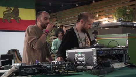 Reggae-Sänger-Auf-Einer-Soundsystem-Party,-Der-Mit-Dem-DJ-Singt-Und-Tanzt