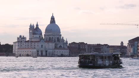 Paisaje-De-La-Ciudad-De-Venecia-Y-El-Fondo-De-La-Postal-De-La-Ciudad-Basílica-Santa-Maria-Della-Salute-En-Venecia,-Italia