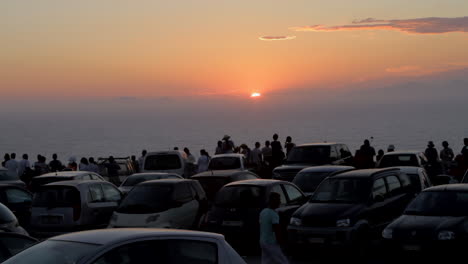 Time-lapse-of-a-Santorini-Sunset,-with-crowds-looking