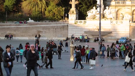 Tagsüber-Viele-Touristen-Auf-Dem-Volksplatz