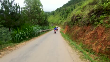 Siguiendo-A-Una-Motocicleta-Que-Se-Abre-Paso-Entre-El-Tráfico-Que-Sale-De-La-Ciudad-De-Ha-Giang