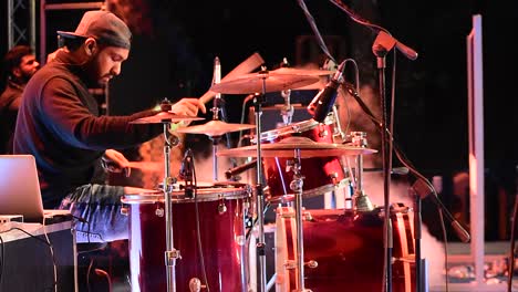 Schlagzeuger,-Der-Trommeln-Während-Eines-Architekturhochschulfests-In-Kerala-Spielt