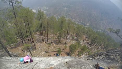 Artesanía-En-Roca-Por-Un-Aprendiz-Del-Instituto-De-Montañismo-Situado-En-El-Himalaya,-Uttarakhand-India