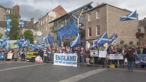 Manifestantes-Escoceses-Y-Sus-Banderas-Fuera-De-La-Sala-De-Conciertos-De-Perth,-Donde-Se-Lleva-A-Cabo-La-Campaña-De-Liderazgo-Tory