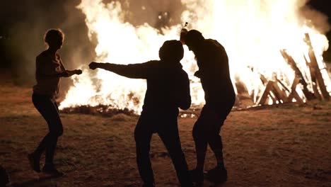 Gruppe-Von-Menschen,-Die-Am-Lagerfeuer-Tanzen