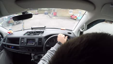 En-La-Foto-De-Un-Hombre-Conduciendo-Una-Furgoneta,-Estacionando-En-Reversa-En-Un-Estacionamiento