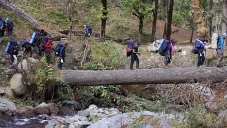 Montañeros-Del-Himalaya-En-Su-Camino-Hacia-El-Sendero