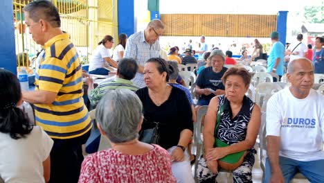 Los-Ciudadanos-De-La-Tercera-Edad-Inscritos-Hacen-Fila-Para-Recibir-Su-Asignación-Mensual-En-Efectivo-En-La-Ciudad-De-Cebú,-Filipinas