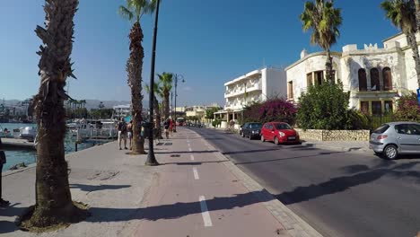 Ciclismo-A-Lo-Largo-Del-Puerto-De-La-Ciudad-Griega-De-Kos