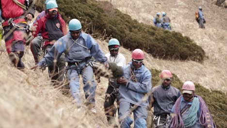 Operación-De-Rescate-Por-Montañeros-Del-Himalaya-Desde-Las-Montañas-Del-Himalaya,-Alto-Himalaya,-Uttrakhand-India