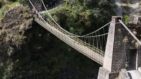 Nim-Trekkers-En-Su-Camino-Al-Sendero,-Pasando-Por-El-Largo-Puente